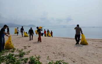 Bersih-Bersih Pantai Pengantap, Peringatan Hari Pahlawan yang Penuh Semangat Gotong Royong