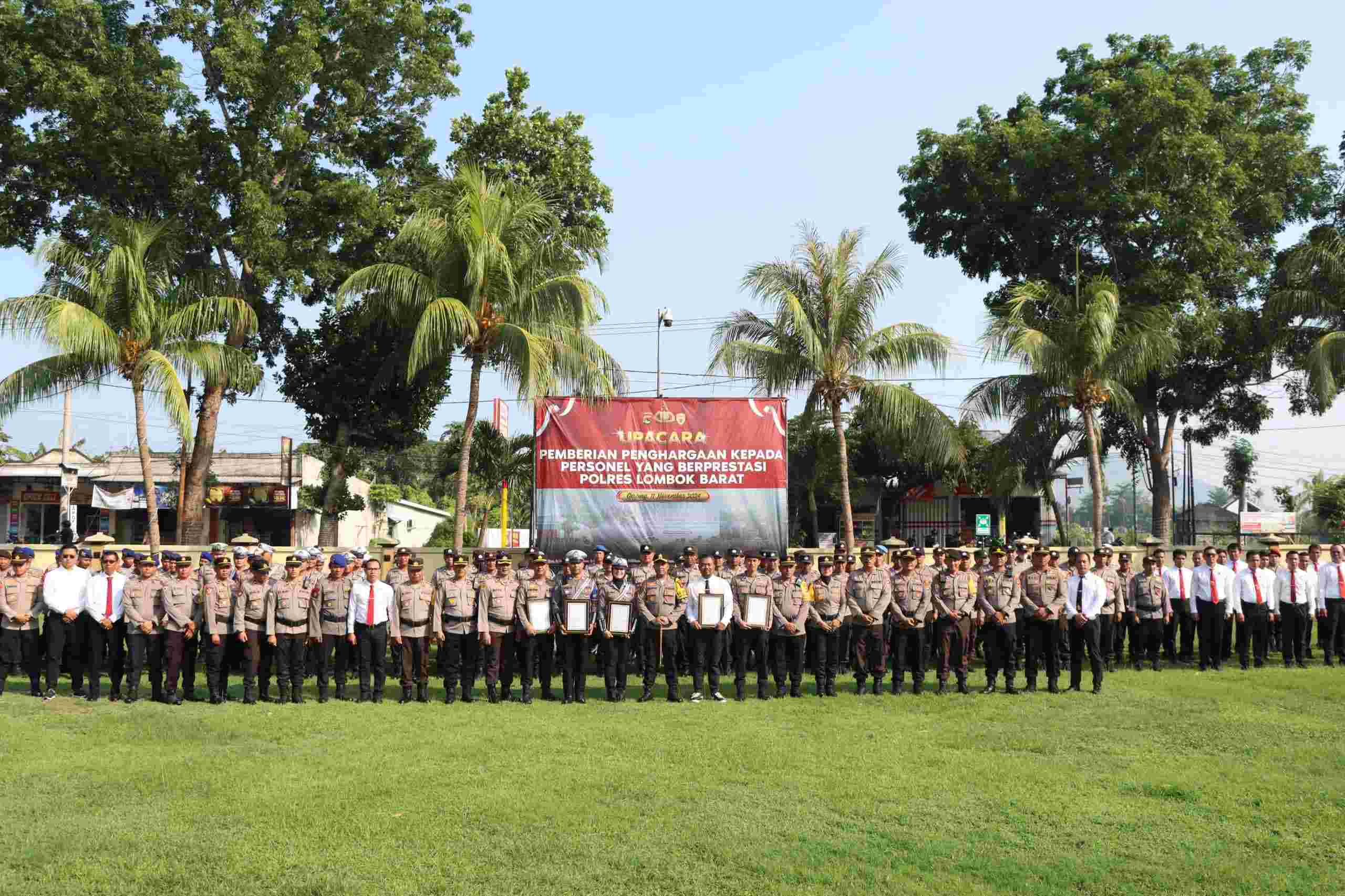 Dukung Inovasi, Polres Lombok Barat Anugerahi Personel Terbaik di Police of The Month