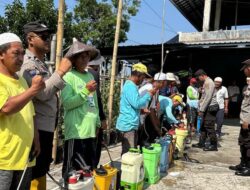 Polsek Lingsar Dampingi Kelompok Tani Ikuti Penyuluhan Tentang Obat Pertanian