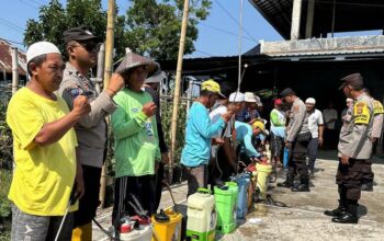 Polsek Lingsar Dampingi Kelompok Tani Ikuti Penyuluhan Tentang Obat Pertanian