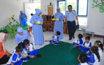 Danlanud ZAM Tinjau Langsung Penyiapan, Proses Memasak dan Distribusi Makan Siang Bergizi Gratis