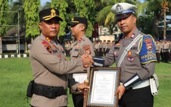 Kapolres Lombok Barat Beri Penghargaan kepada Aiptu H. Hasibuan Abdillah, Personel Lalu Lintas yang Inspiratif