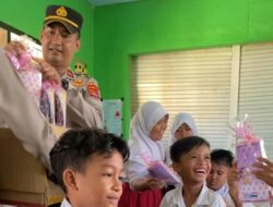 Kapolsek Lembar Bagikan Alat Tulis, Dukung Literasi Siswa!