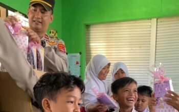 Kapolsek Lembar Bagikan Alat Tulis, Dukung Literasi Siswa!