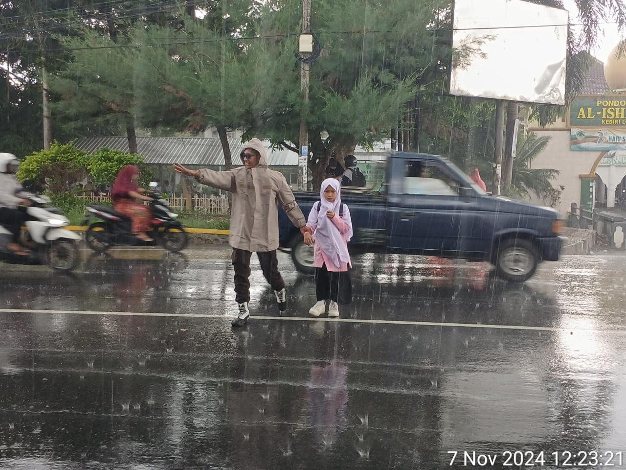 Kegiatan Rawan Siang Polsek Kediri Atur Lalu Lintas di Titik Rawan Kemacetan