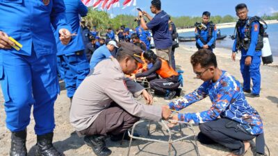 Penanaman Terumbu Karang di Pantai Elak-elak Warnai HUT ke-74 Polairud