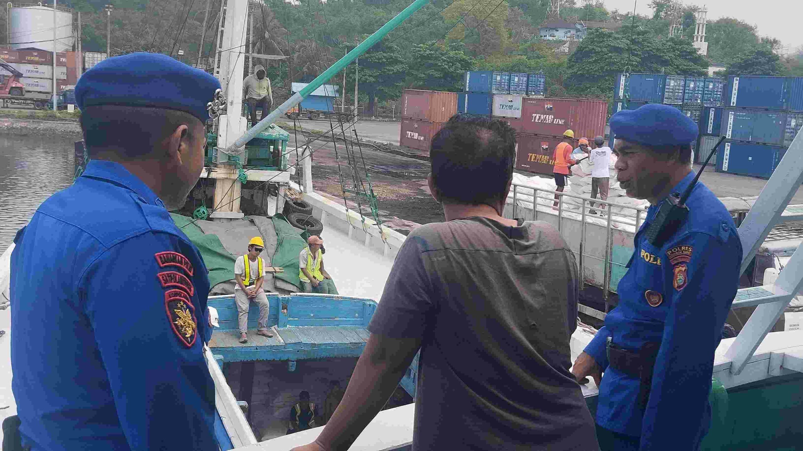 Polairud Lombok Barat Jaga Keamanan Pelabuhan Lembar dengan Patroli Rutin