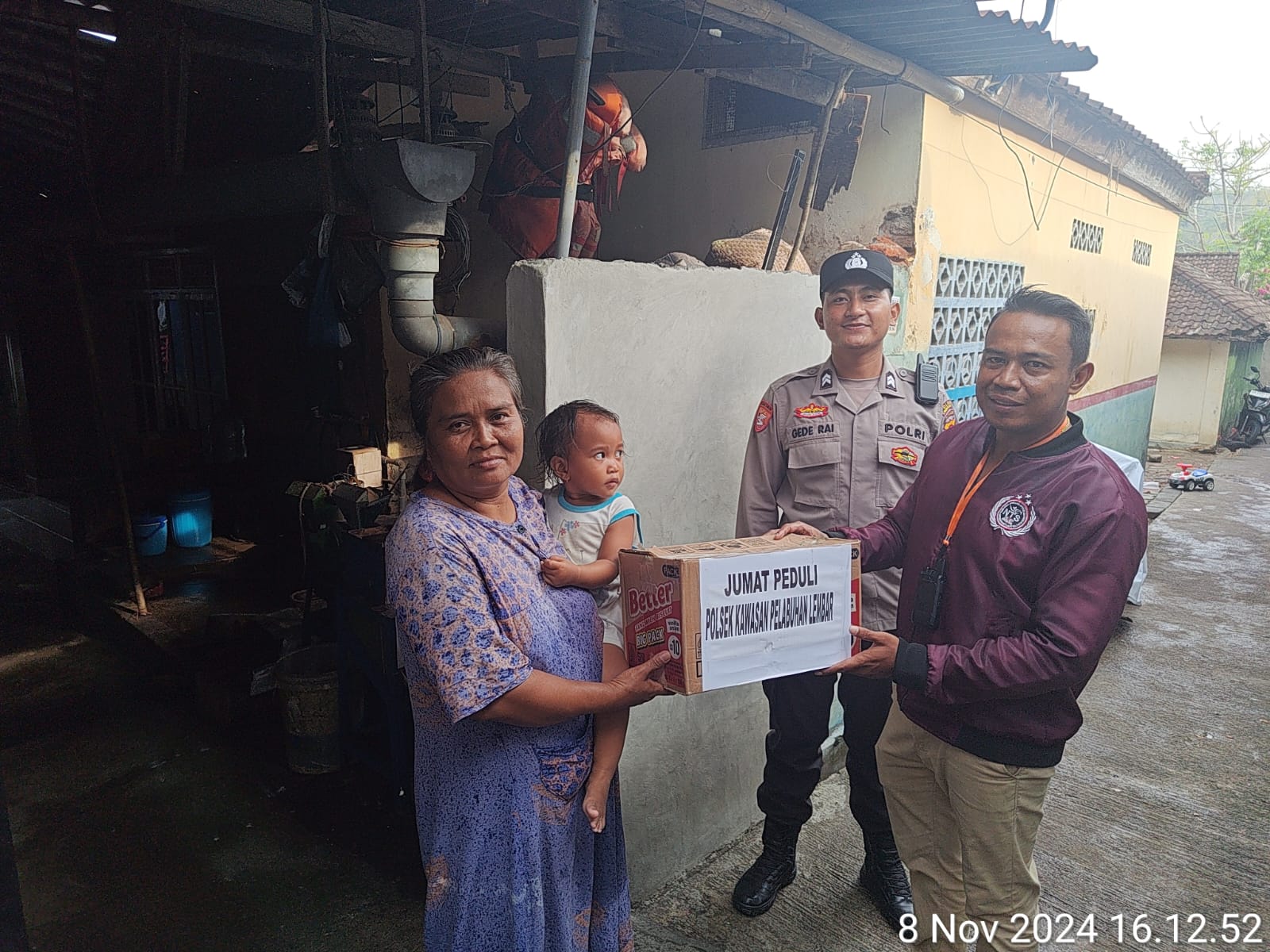 Polsek Kawasan Pelabuhan Lembar Gelar Bakti Sosial Jumat Peduli, Sembako untuk Warga Miskin dan Lansia