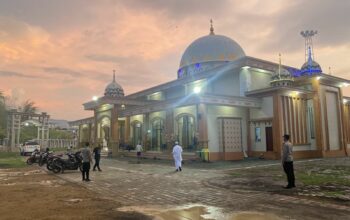 Polsek Kawasan Pelabuhan Lembar Lakukan Pengamanan Sholat Magrib dan Antisipasi Macet