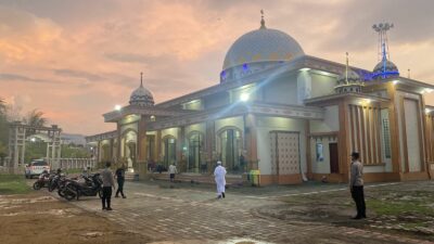 Polsek Kawasan Pelabuhan Lembar Lakukan Pengamanan Sholat Magrib dan Antisipasi Macet