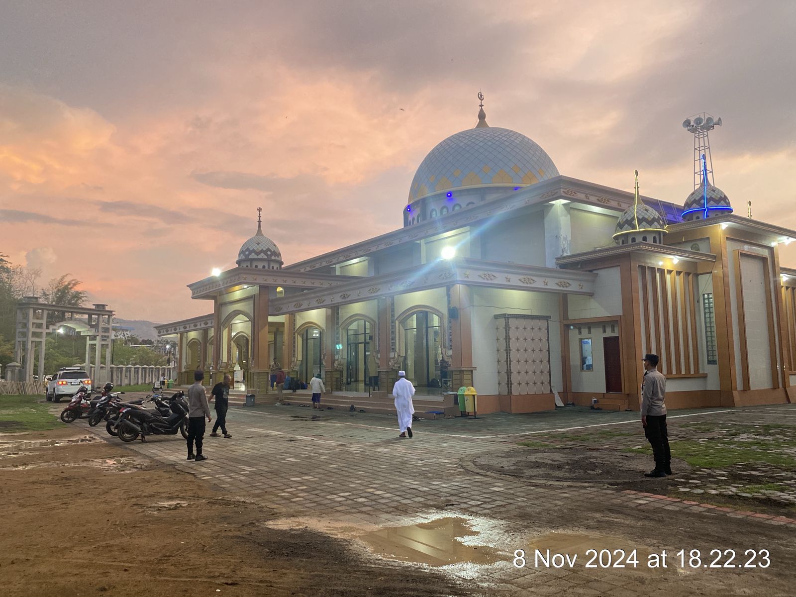 Polsek Kawasan Pelabuhan Lembar Lakukan Pengamanan Sholat Magrib dan Antisipasi Macet