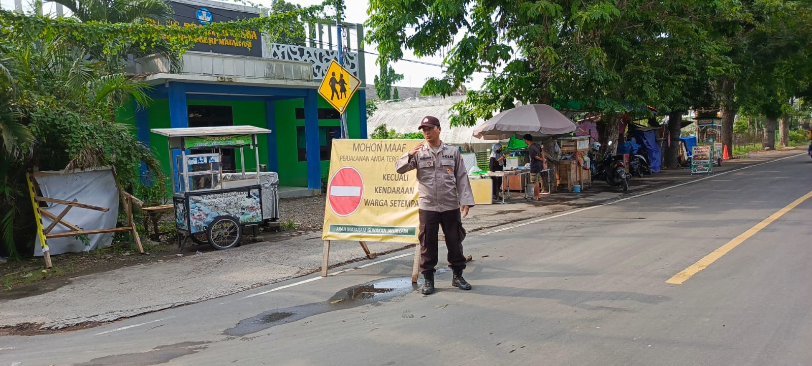 Polsek Labuapi Atur Lalu Lintas, Pastikan Kenyamanan Selama Perbaikan Jembatan