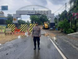 Polsek Labuapi Kawal Perbaikan Jembatan Telabah Kotor, Lancar dan Aman!