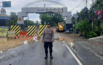 Polsek Labuapi Kawal Perbaikan Jembatan Telabah Kotor, Lancar dan Aman!