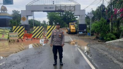 Polsek Labuapi Kawal Perbaikan Jembatan Telabah Kotor, Lancar dan Aman!