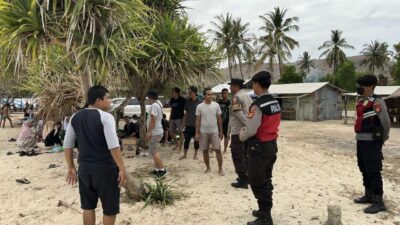 Polsek Sekotong Lakukan Patroli Rutin di Pantai Elak-Elak untuk Jaga Keamanan Wisatawan