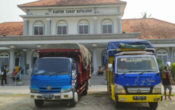 Proses Pengiriman Logistik Pilkada di Batu Layar, Aman dan Lancar