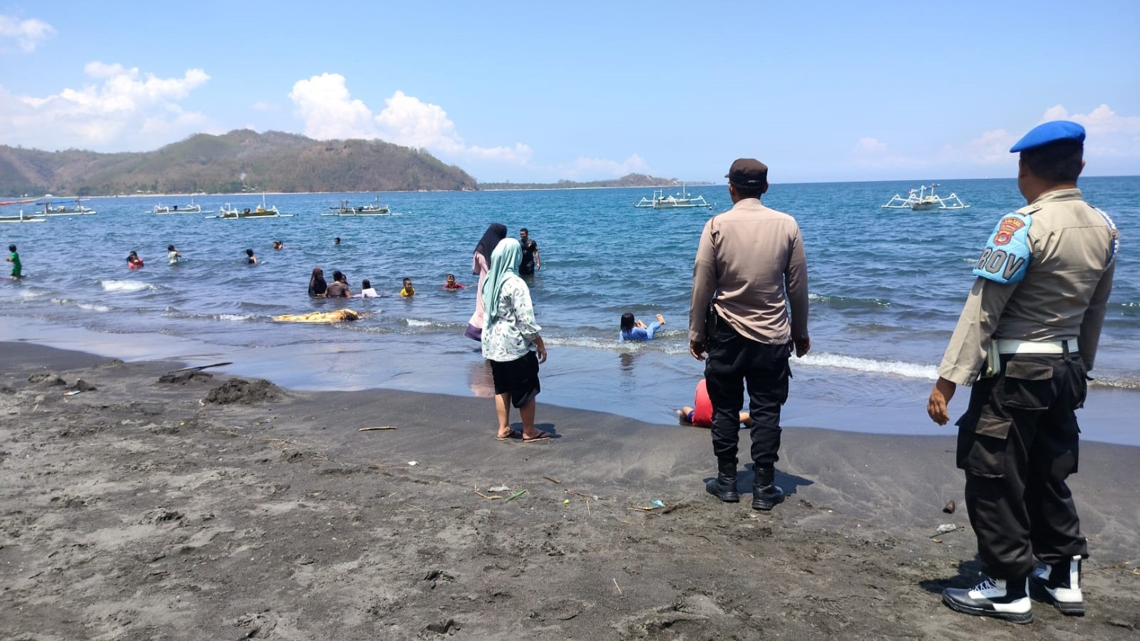 Rasa Aman di Pantai Cemara Patroli Rutin Polsek Lembar