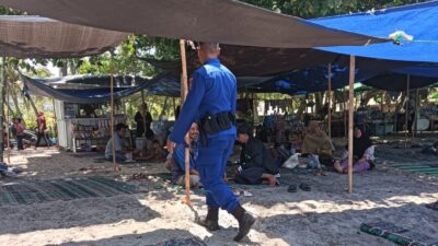 Satpolairud Lombok Barat Gelar Patroli Rutin di Pantai Senggigi Demi Keamanan Wisatawan