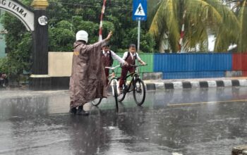 Tantang Hujan, Polsek Gerung Pastikan Lalu Lintas Lancar