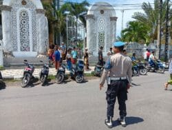 Aksi Polsek Gerung Jaga Keamanan Sholat Jumat di Masjid Baital Atiq