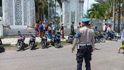 Aksi Polsek Gerung Jaga Keamanan Sholat Jumat di Masjid Baital Atiq