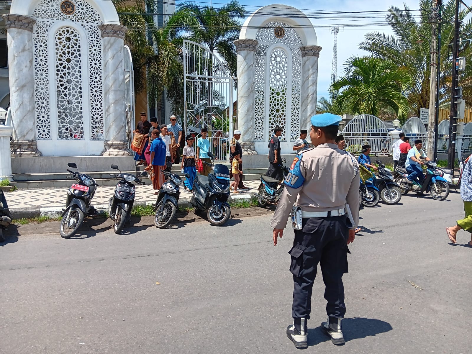 Aksi Polsek Gerung Jaga Keamanan Sholat Jumat di Masjid Baital Atiq