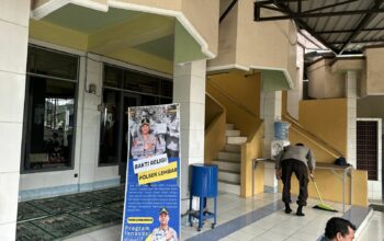 Bakti Religi Polsek Lembar, Kolaborasi Bersihkan Masjid