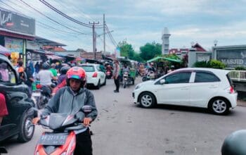 Lancar & Aman, Polisi Atur Lalu Lintas di Pasar Paok Kambut