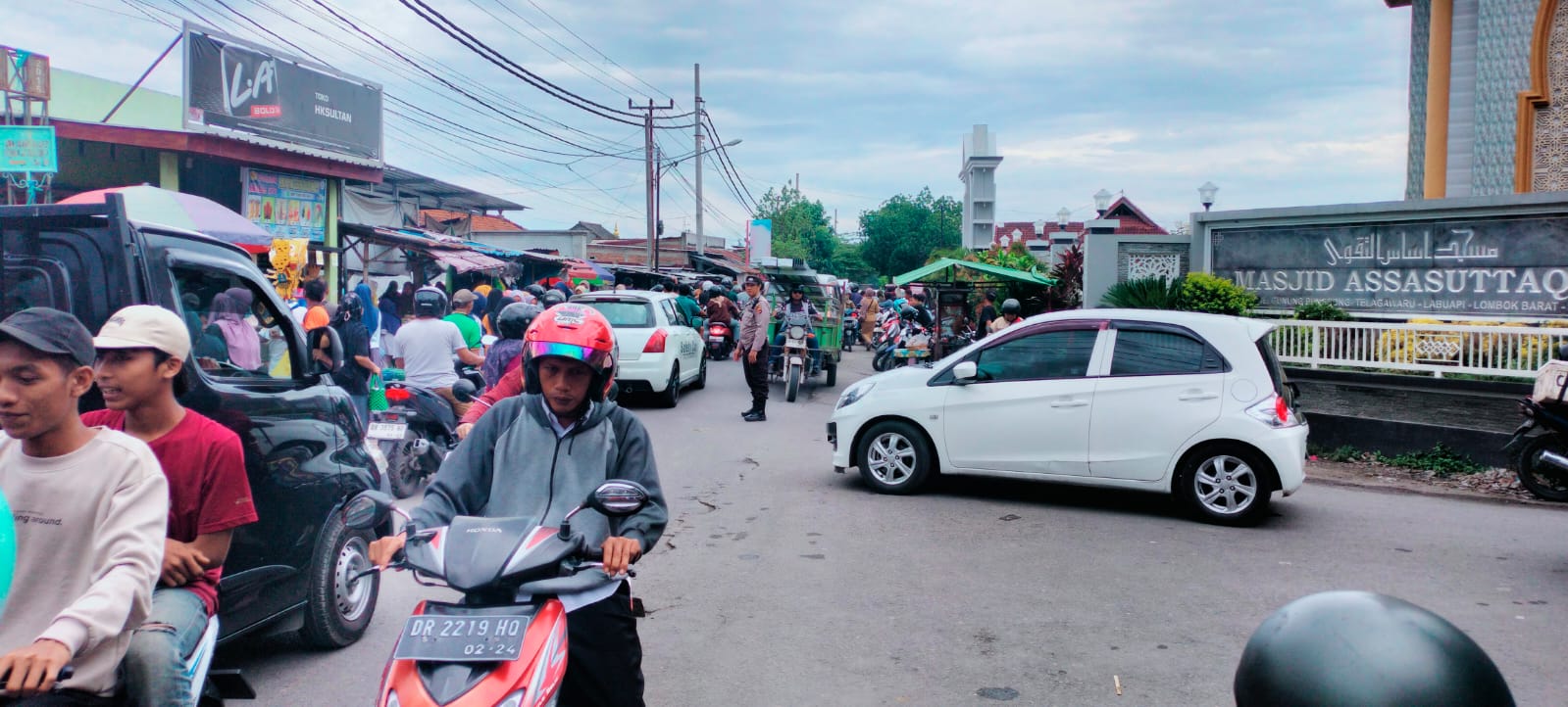 Lancar & Aman, Polisi Atur Lalu Lintas di Pasar Paok Kambut