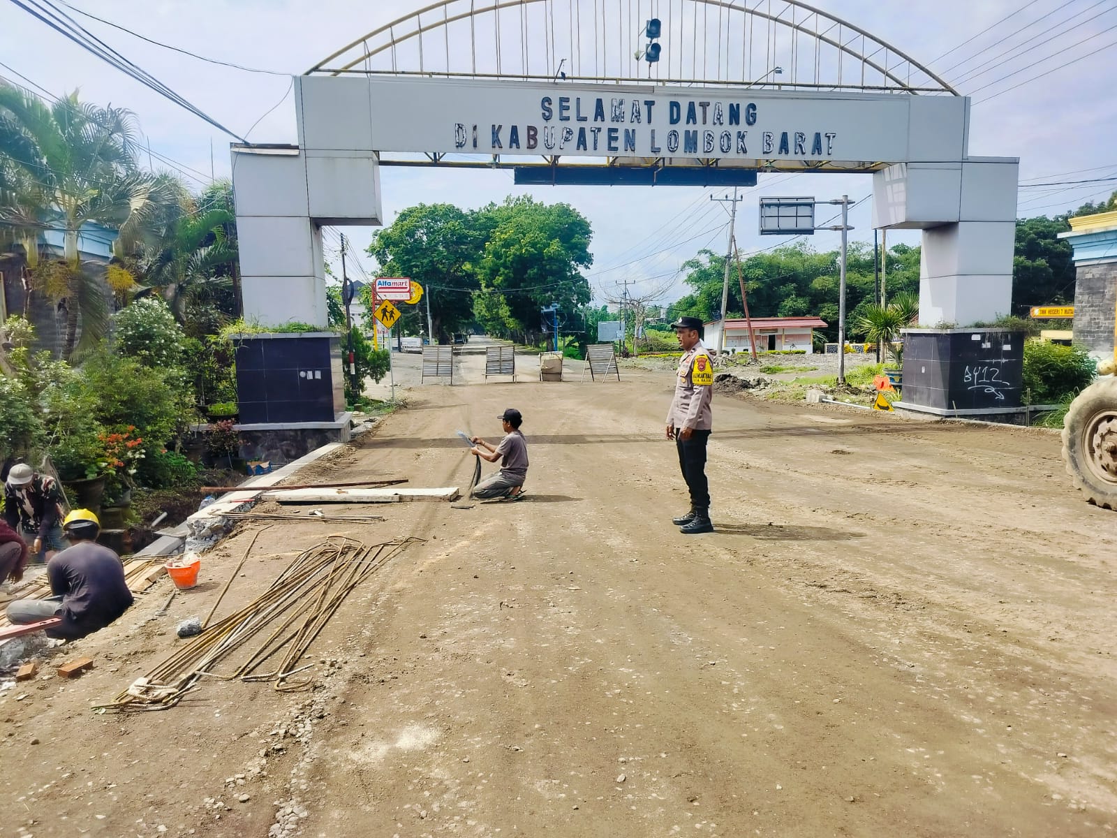 Lancar! Pengalihan Arus di Jalan TGH Lopan Labuapi Sukses Urai Kemacetan