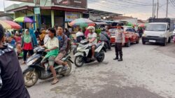 Lancar dan Aman, Polisi Atur Lalu Lintas di Pasar Paok Kambut