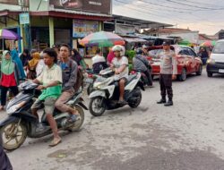 Lancar dan Aman, Polisi Atur Lalu Lintas di Pasar Paok Kambut