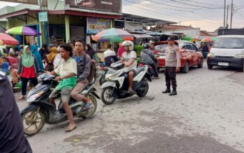 Lancar dan Aman, Polisi Atur Lalu Lintas di Pasar Paok Kambut