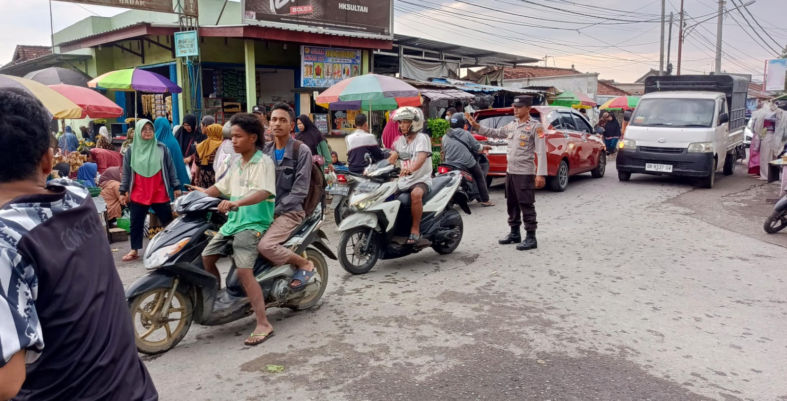 Lancar dan Aman, Polisi Atur Lalu Lintas di Pasar Paok Kambut