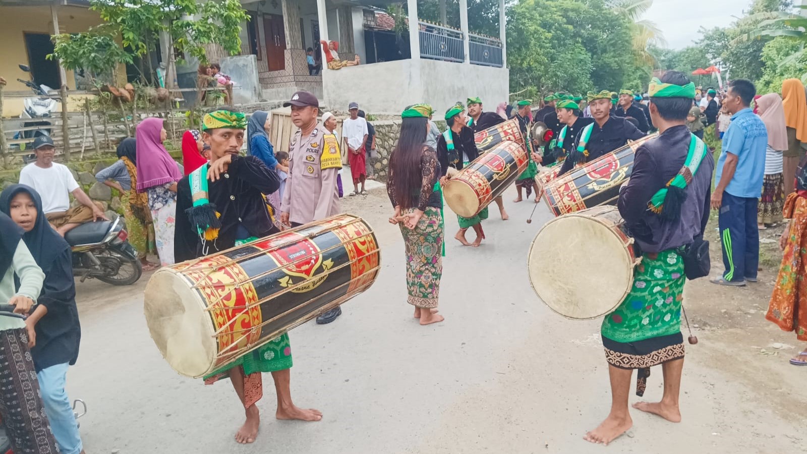 Meriahnya Nyongkolan di Gerung, Sinergi TNI-Polri Jaga Tradisi