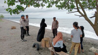 Patroli Polsek Gerung di Pantai Endok dan Golden Melon, Warga Aman