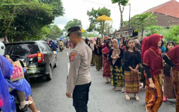 Polisi Kawal Nyongkolan di Kediri, Wujud Sinergi Jaga Tradisi Lombok