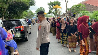 Polisi Kawal Nyongkolan di Kediri, Wujud Sinergi Jaga Tradisi Lombok