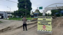 Polisi Kawal Perbaikan Jembatan Telabah Kotor Labuapi