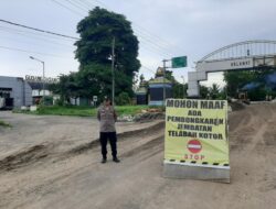 Polisi Kawal Perbaikan Jembatan Telabah Kotor Labuapi