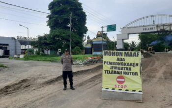 Polisi Kawal Perbaikan Jembatan Telabah Kotor Labuapi