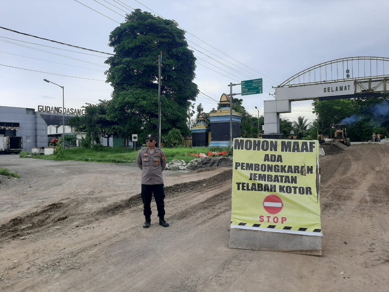 Polisi Kawal Perbaikan Jembatan Telabah Kotor Labuapi