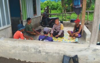 Sambang Desa,  Bhabinkamtibmas Bripka Suwadi Himbau Masyarakat Waspada Terhadap Paham Radikalisme