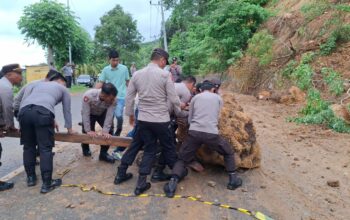 Personel Polres Sumbawa Barat Evakuasi Bongkahan Batu Raksasa di Jalan Raya