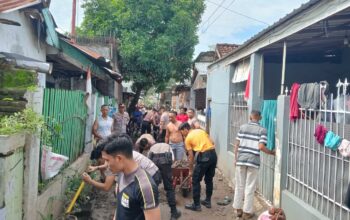 Polres Bima Kota Bahu Membahu Bersihkan Sampah dan Lumpur Pasca Banjir di Kota Bima