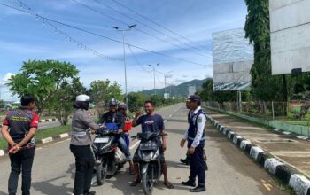 Personel Sat Lantas Polres Bima Kota Berikan Himbauan Keselamatan di Objek Wisata Pantai Lawata