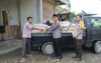 Kapolres Loteng Salurkan Bantuan Semen untuk Pembangunan Masjid di Praya.