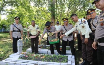 HUT Ke-44 Satpam, Polres Loteng Gelar Ziarah Makam dan Tabur Bunga di TMP Praya