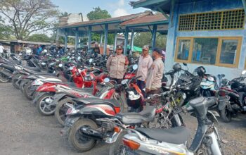 Patroli Rutin Polsek Praya Sambangi Pasar Renteng.